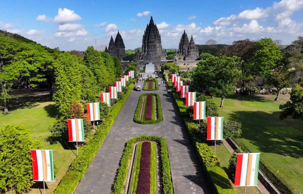 Candi Prambanan dengan deretan bendera Indonesia dan India